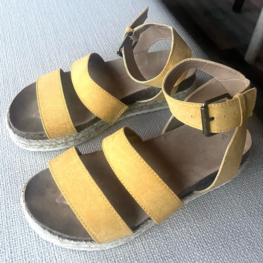 Universal Thread Sandals